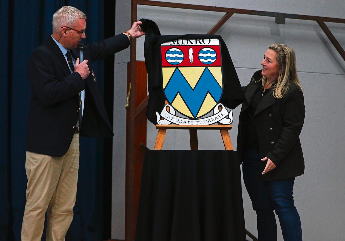 Louis Mouton, skoolhoof en Stephanie Burgess, beheerliggaamvoorsitter, onthul gister die Laerskool Mikro se skoolwapen met die skoolleuse nou in Latyns" "Laborate Et Create".