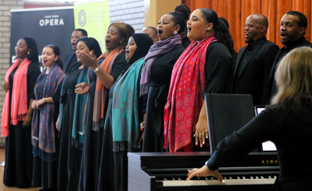 Die koor onder begeleiding van Antoinette Huysen het die vertoning met 'n keurspel van Andrew Lloyd-Webber-werke begin.