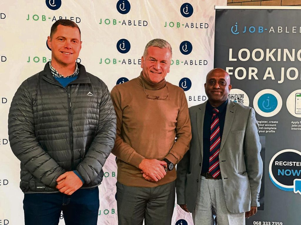 Van links is Abri Albertyn (verhoudingsbestuurder: Myplas), Marius Erasmus (Alta du Toitskool se hoof en direkteur van Job-Abled) en Dheena Archary (programbestuurder van intellektueel gestremde onderrig: Wes-Kaapse onderwysdepartement).