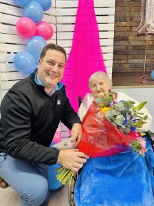 Burgemeester van Kaapstad besoek bejaarde van Panorama toe sy 105 jaar oud word