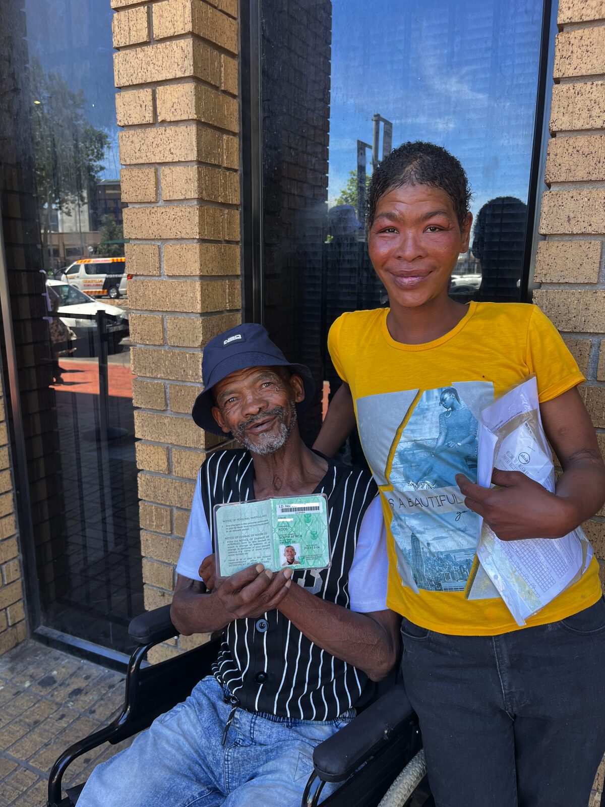 Koos Minnaar van die plaas Kromrivier naby Klipheuwel met sy nuwe ID is by sy dogter, Jessica.