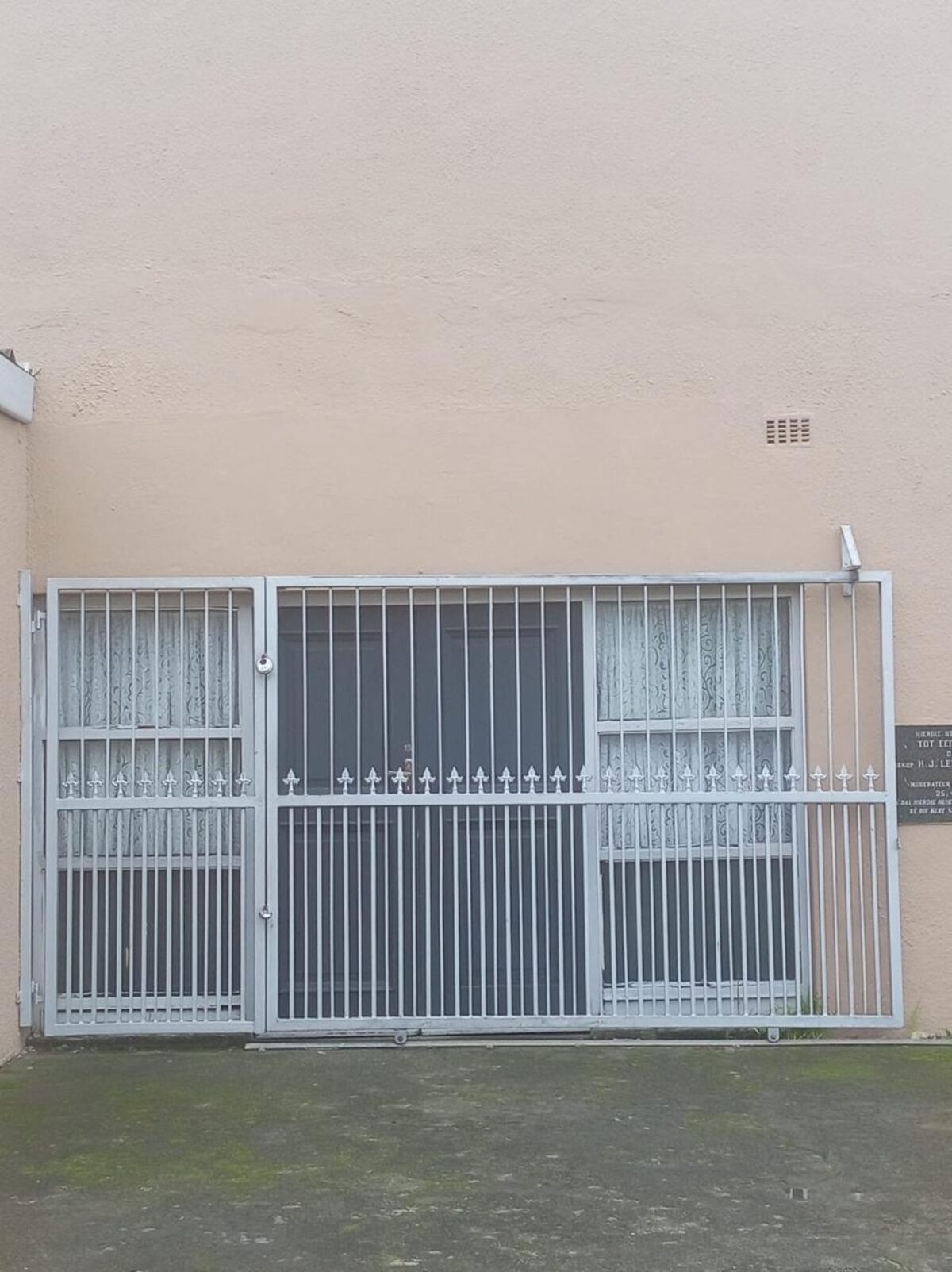 Die hoofingang van die United Mission-kerk, waar booswigte ingegaan en onder meer musiektoerusting gesteel het.