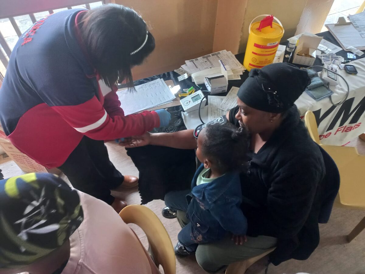 Eastridge Neighbourhood Watch, in partnership with the Western Cape Department of Health and the Cape Flats YMCA held a Message of Hope event at Eastridge Community Centre. Residents were given free health checks and Jars of Hope and speakers encouraged residents with messages of hope. Here Azrah Eckerode tests Candice Phili’s blood pressure.