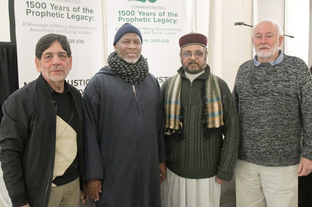 Dr Elias Parker, een van die organiseerdes, Sheik Ismail Gqamane, Sheik Sadullah Khan en Shafiq Morton het ook die bekendstelling bygewoon.