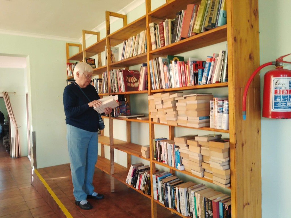 Extra book shelves have recently been erected after a donation by Graham Moore. Ilze Swart, former librarian and a volunteer, categorised the R5 books by genre and placed them in alphabetical order.