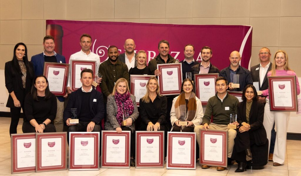 Die wenners is (voor van links) Daniela Jansen (Saronsberg), Tom Lennon (MAN Vintners), Mari Branders (Diemersdal), Thea van der Merwe (Journey’s End), Danielle Marais (Babylonstoren), Klaas Stoffberg (Babylonstoren) en Kaylin Willscott (Journey’s End). Agter is Natasha van der Merwe (MC), Johan Jordaan (Spier), Tertius Boshoff (Stellenrust), Morgan Steyn (De Grendel), Riaan Möller (Shiraz SA Chairperson), Ursula Erasmus (Tokara), Rudi von Waltsleben (Von Wines), Andrew de Groot (Fermentis Lesaffre), Dean Fourie (Guardian Peak), Gerhard Swart (Flagstone) Johan Conradie (Vinventions) en Susan Erasmus (Eerste Hoop). Foto: A Gorman Photography