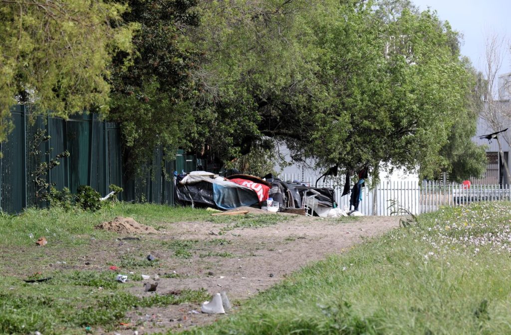 Informele strukture langs Kuilsrivier-begraafplaas se heining.