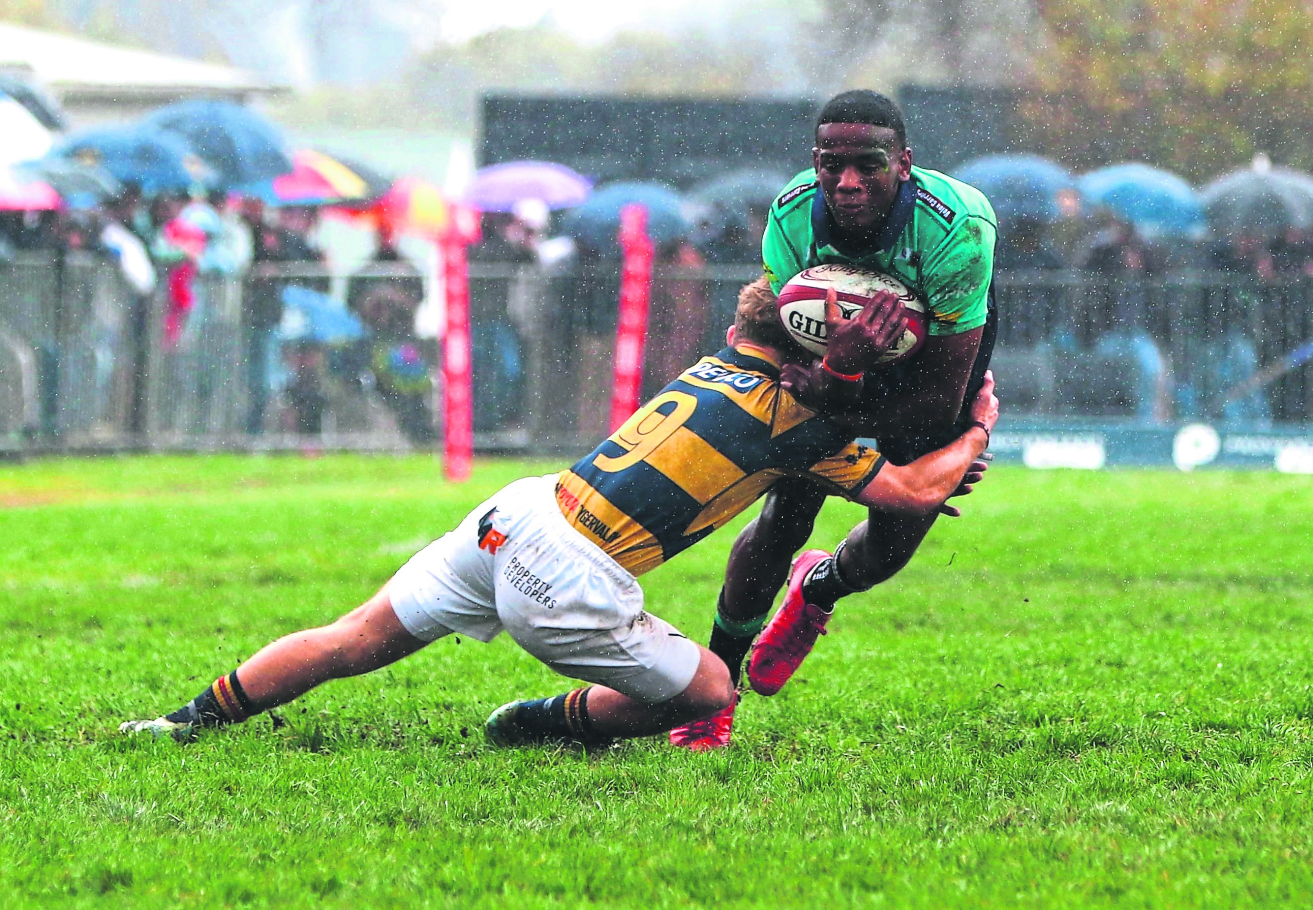 Lorenzo Brogneri (Durbies-skrumskakel) vat Ralton Rhode (Stellies-vleuel) vas. Foto: Carina Roux