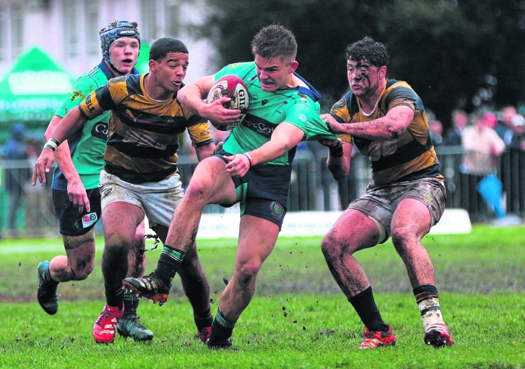 Selfs al was die Hoërskool Stellenberg se eerstespan laer op die skolerugby-ranglys as die Hoërskool Durbanville het hulle Saterdag veggees gewys om die interskolestryd met 21-14 te beklink. Hier gee Daniel Mongie, Stellies se binnesenter, als om deur die Durbies se verdediging te kom. Die Durbies is Kyle Albertus (links) en Louwrens Rademeyer. Foto: Carina Roux