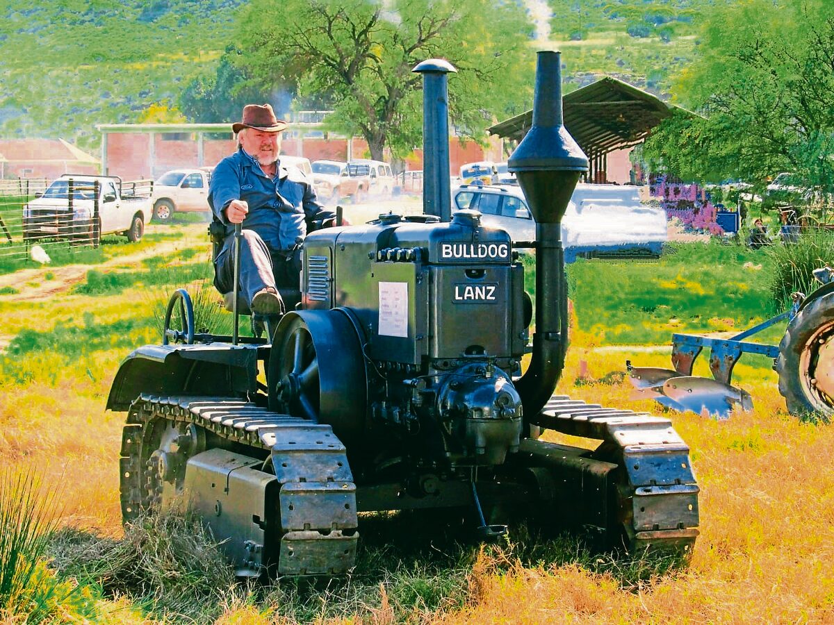 Sakkie Koegelenberg op sy gerestoureerde 1939 Lanz Bulldog.