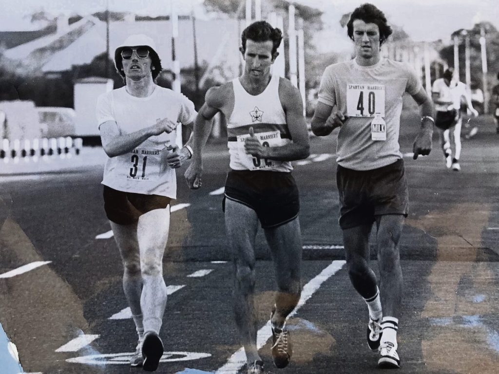 Die foto van Piet Pretorius (heel regs) se eerste deelname aan snelstap - aan die Groot Stap in 1975, het die volgende dag in Die Burger verskyn.  In die middel is Martin Bester, die voorste stapper in daardie dae, wat die wedloop gewen het. Bester het uiteindelik die Groot Stap-wedloop 12 keer gewen.