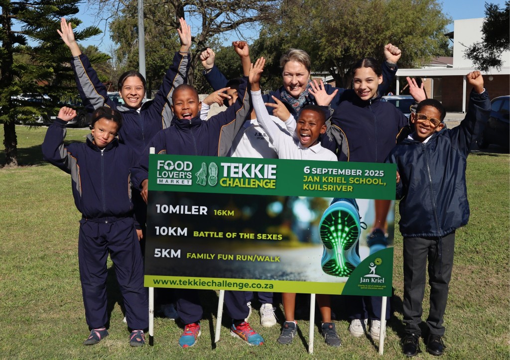 Mariette Acker, adjunkhoof, en Jan Kriel-leerders wys hul entoesiasme vir die Tekkie Challenge, wat op Saterdag 6 September in Kuilsrivier plaasvind.