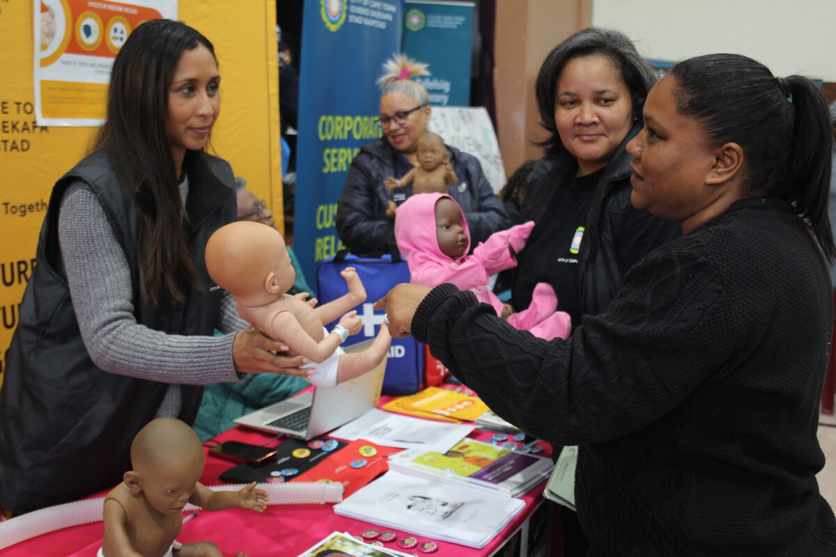 Robyn Arendse, Mary-Ann Bergman and Natasja Solomon of the Community Arts and Culture Development team chat to Mickala Lewis of Eastridge about how alcohol affects unborn babies.