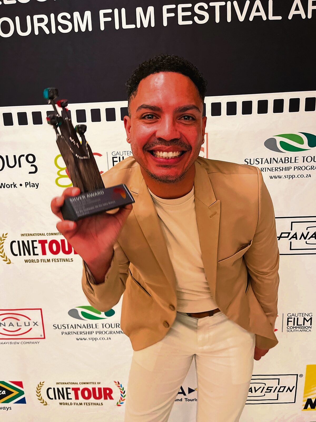 Jerome Stationway is in die wolke oor die silwertoekenning wat hy en Marguerite Venter, sy kollega by die Twee Oseane-akwarium, met hul eerste dokumentêre film gewen het.