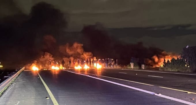 Protestors burnt tyres on the Cape Flats Freeway this morning.