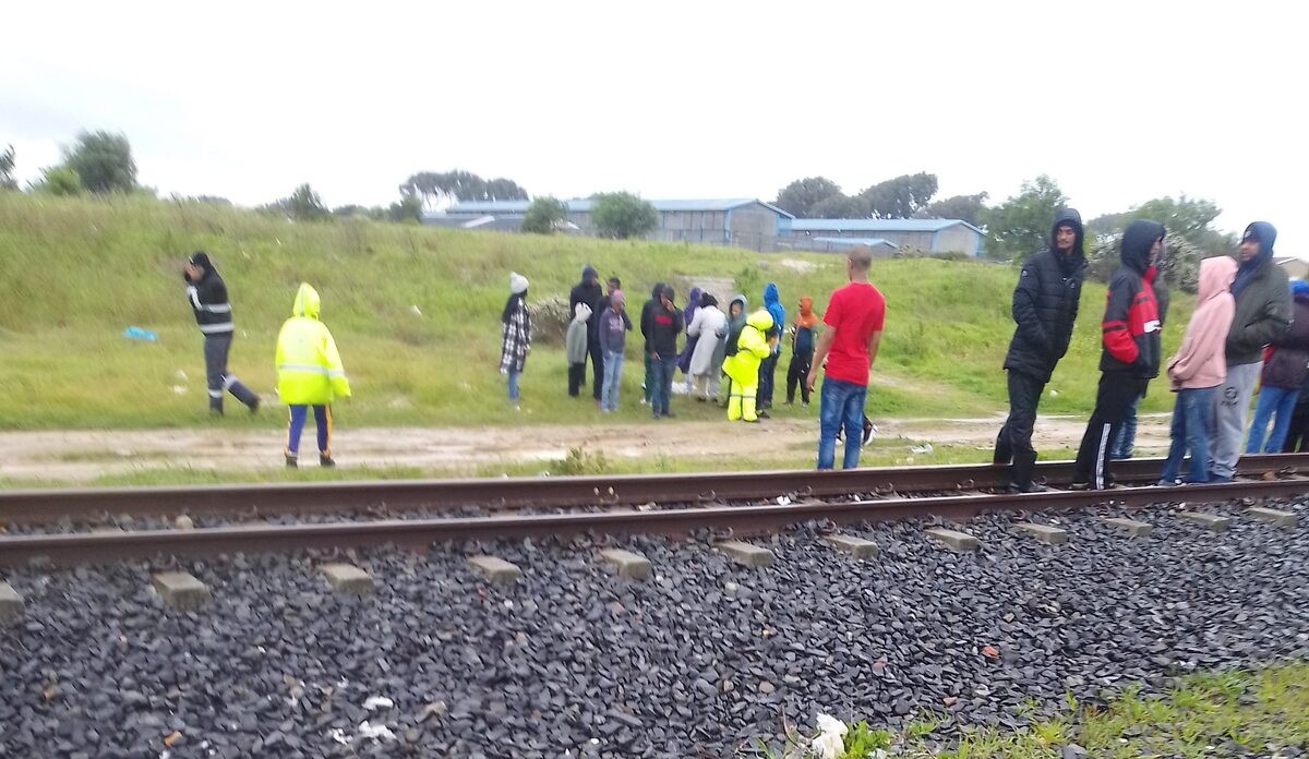 The body of a young man was found along the train tracks behind Lentegeur Station.