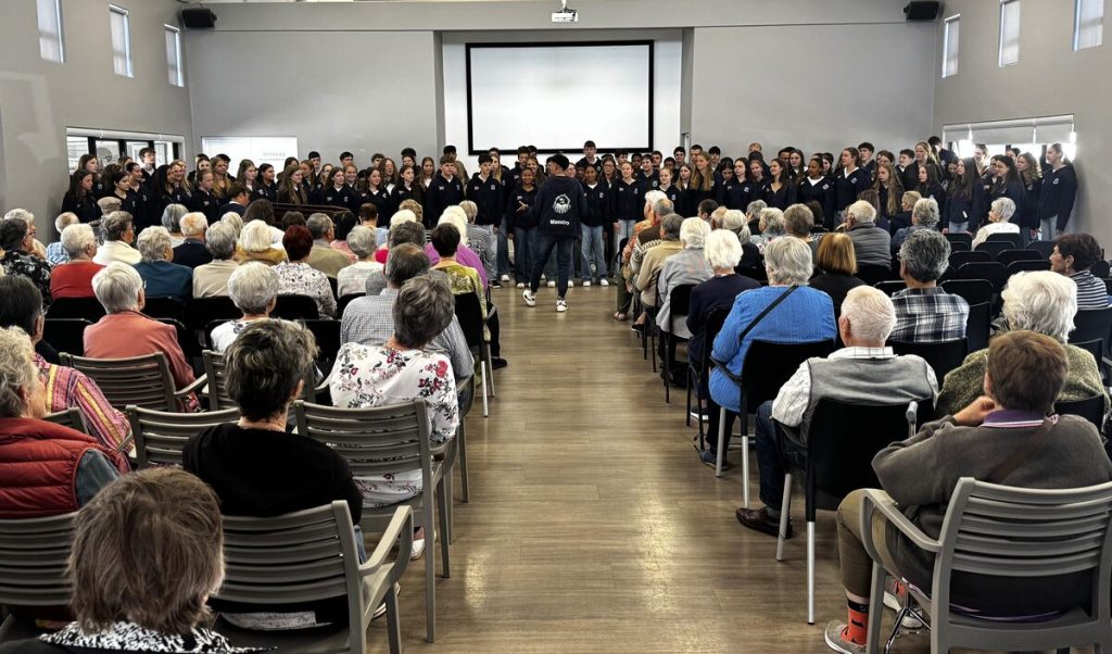 Die DF-Malan Koor het hul vertoning afgeskop met Fota na dans se "Konings". Die koor word begelei deur Jade Paige, met Juan Visagie op klavier, en Timothy Lodewyk en Sebastian Gelderblom op die djembe-tromme. Foto's: Cecilia Hume