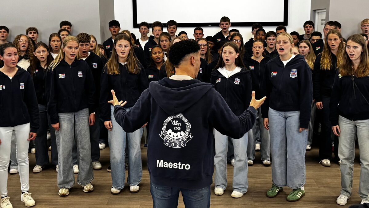 Jade Paige begelei die DF Malan Koor tydens hul optrede by die Buh-Rein-aftreeoord. Foto: Cecilia Hume.