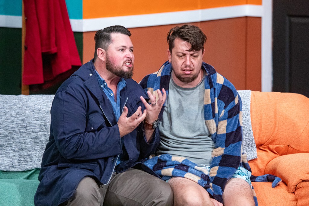 John Smith (Phillru van Achterbergh) soek raad by sy vriend Stanley (Botha Enslin).