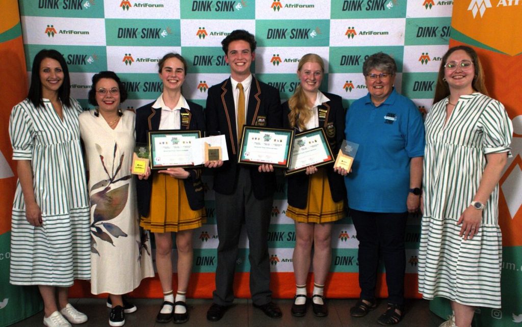 Die span van die Hoërskool Durbanville het in die senior kategorie (gr. 10 tot 12) met die louere weggestap. Van links is Mari-Louise Erasmus, Carien Bloem, Islah Vorster, Tiaan Bierman, Melandi Nabal, Alana Bailey en Nicolene Müller.