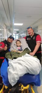 ‘Ons kry jou veilig daar’ – heldhaftige paramedici bring hoop aan siek dogtertjie