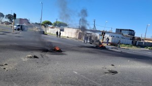 Police still monitoring protest in Hindle Road between Mfluleni and Silversands