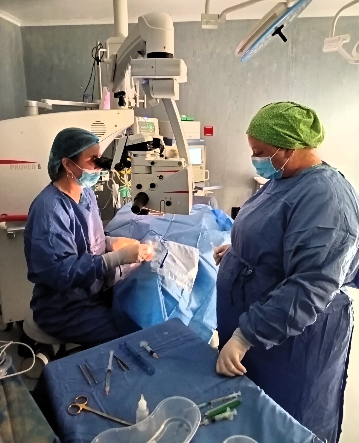 Dr Junet van der Merwe (left), ophthalmologist, is here busy with one of the cataract surgeries.