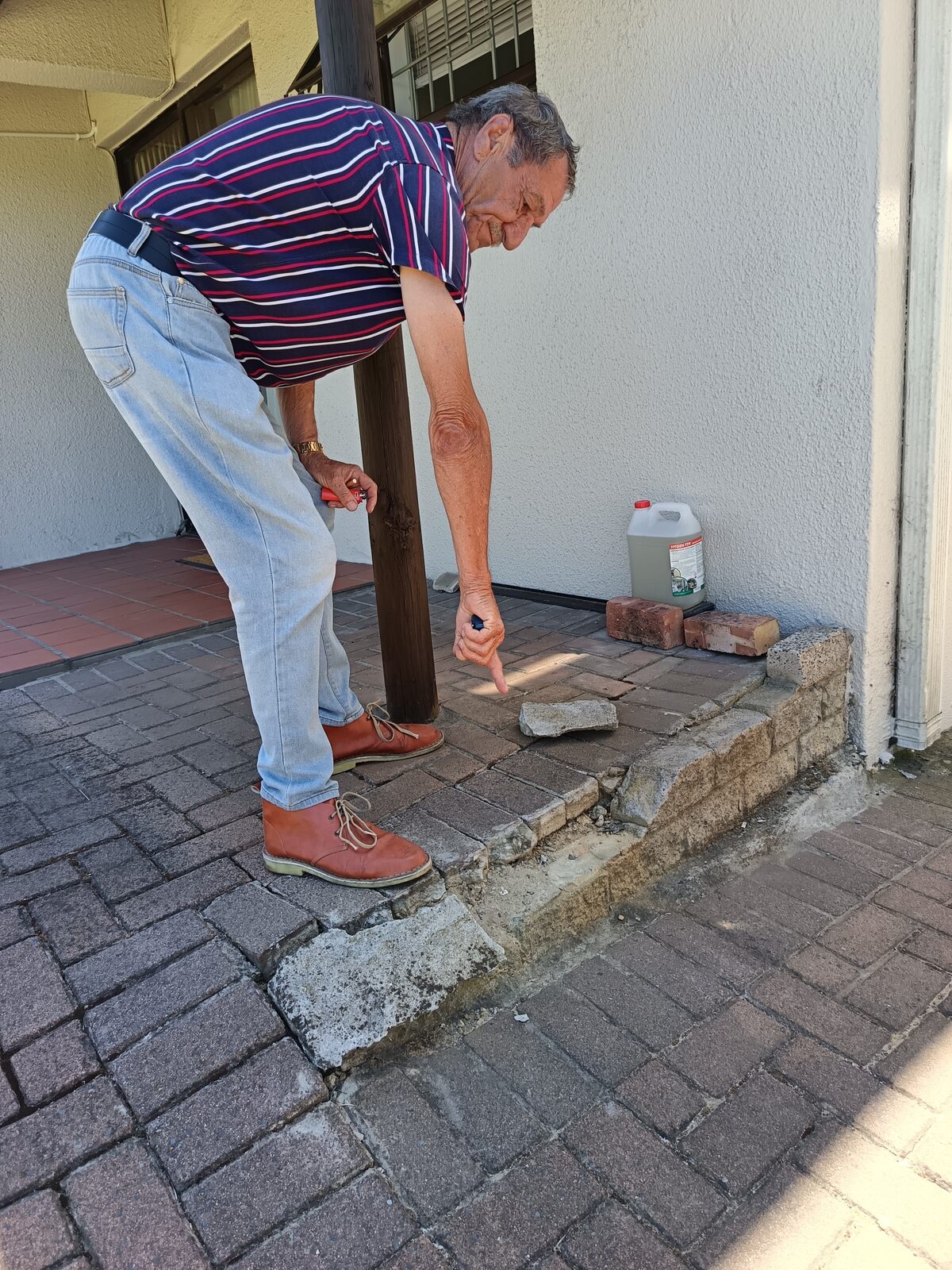 Woonstelinwoner kla oor verval