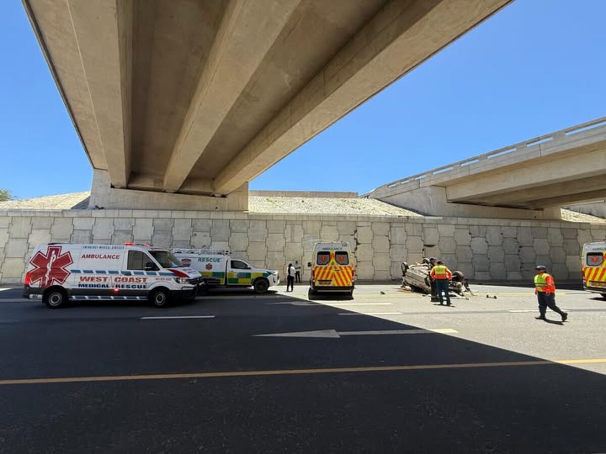 Rescue teams work swiftly at the scene of the fatal crash near Hopefield. Photo: Arrive Alive