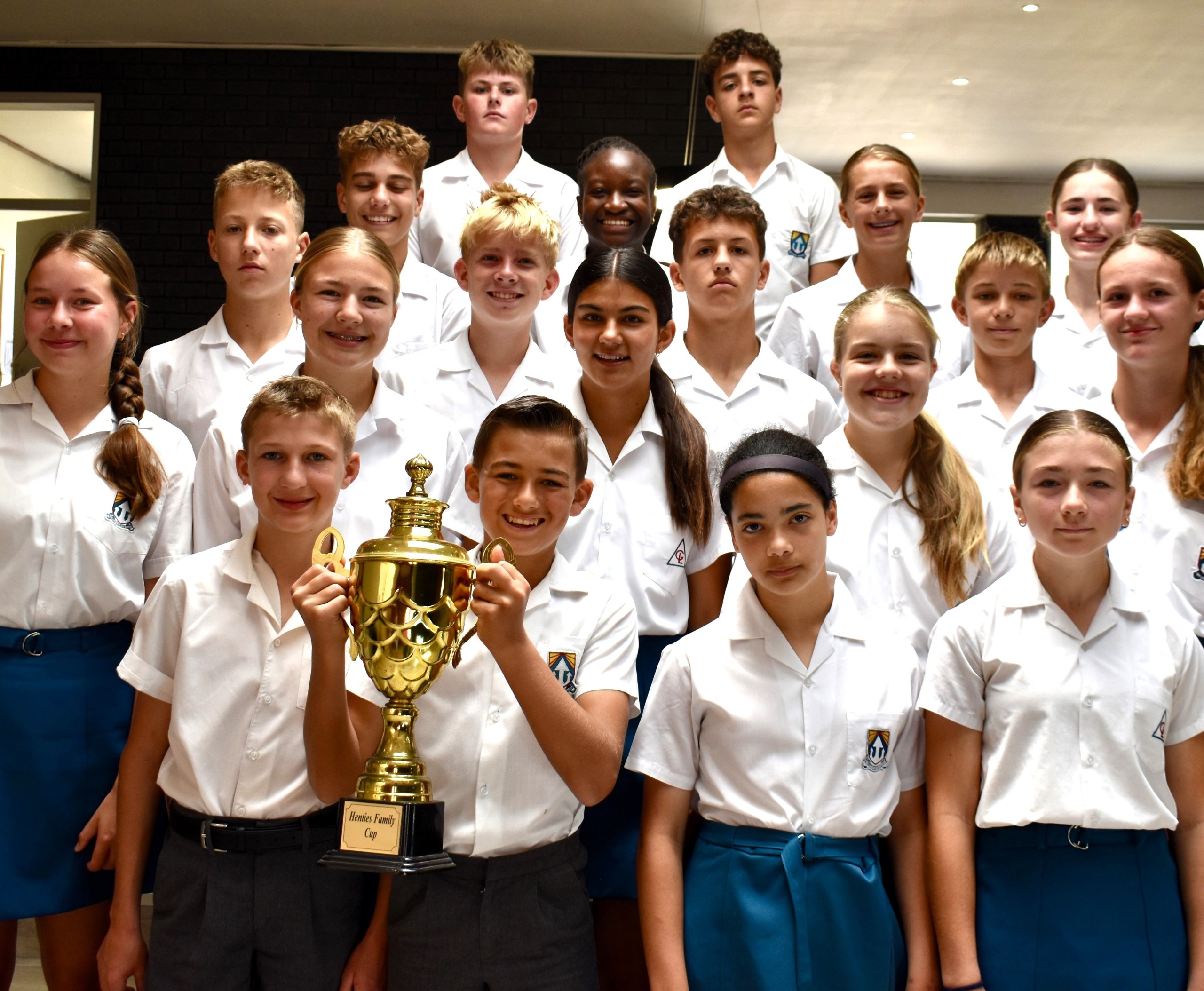 Die gr. 7-atlete van die Laerskool Gene Louw pronk met die trofee wat die skool as die kampioen van die Laerskool Bastion-atletiekbyeenkoms verower het. Die atlete is (heel agter van links) Jean-Luc van der Westhuizen en Luhan Gouws. Tweede ry: Evan Filmalter, Abongile Xotyeni, Lente Badenhorst en Helandré Lochner. Derde ry: Luhan Pretorius, Philip van Wyk, Christiaan Coetzee en Keane Rosser. Vierde ry: Jana van der Merwe, Megan Senekal, Marlie Terblanche, Inge Hinze en Famke Verhoeven. Heel voor: Schalk Bothma, Corné Conradie, Keesha Corrigall en Skyler Blom. Foto: Inge van Niekerk