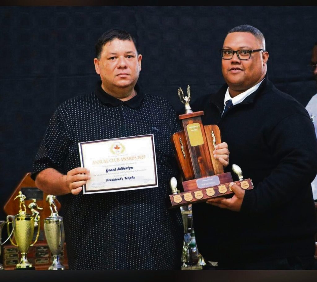 Grant Albertyn met die presidentstrofee wat by die Kuilsrivier-rugbyklub se prysuitdeling aan hom oorhandig is deur Eon Gurah, klubpresident.