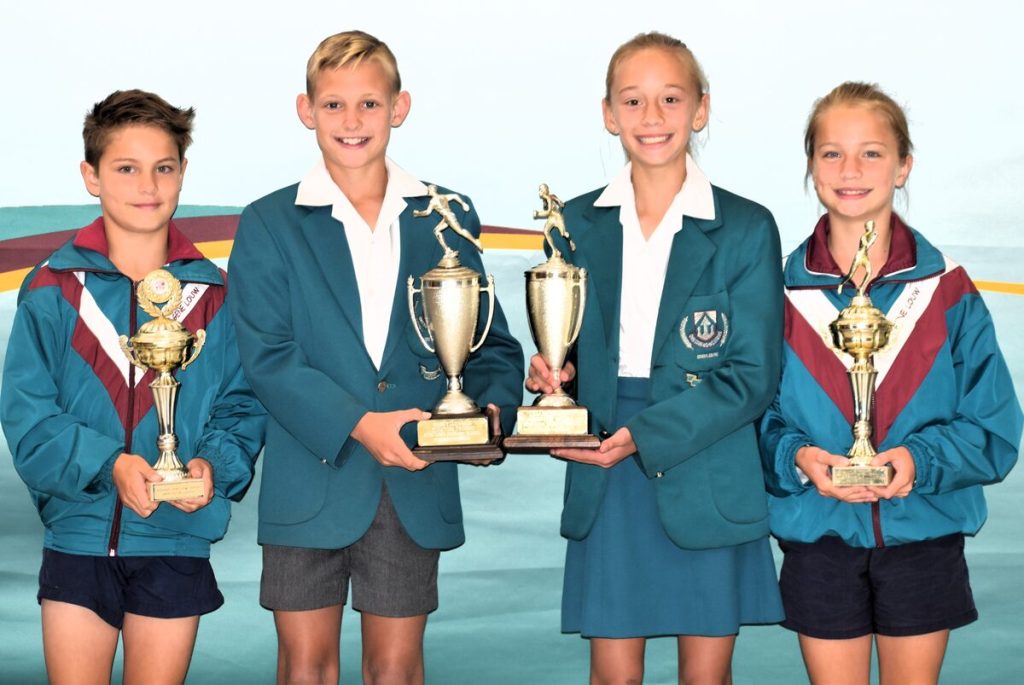 Die atletiekpresteerders by die interhuisbyeenkoms is (van links) Ockie Muller (junior victor ludorum), Ruben le Roux (senior victor ludorum), Milea Jacobs (senior victrix ludorum) en Behati Muller (junior victrix ludorum). Foto: Inge van Niekerk