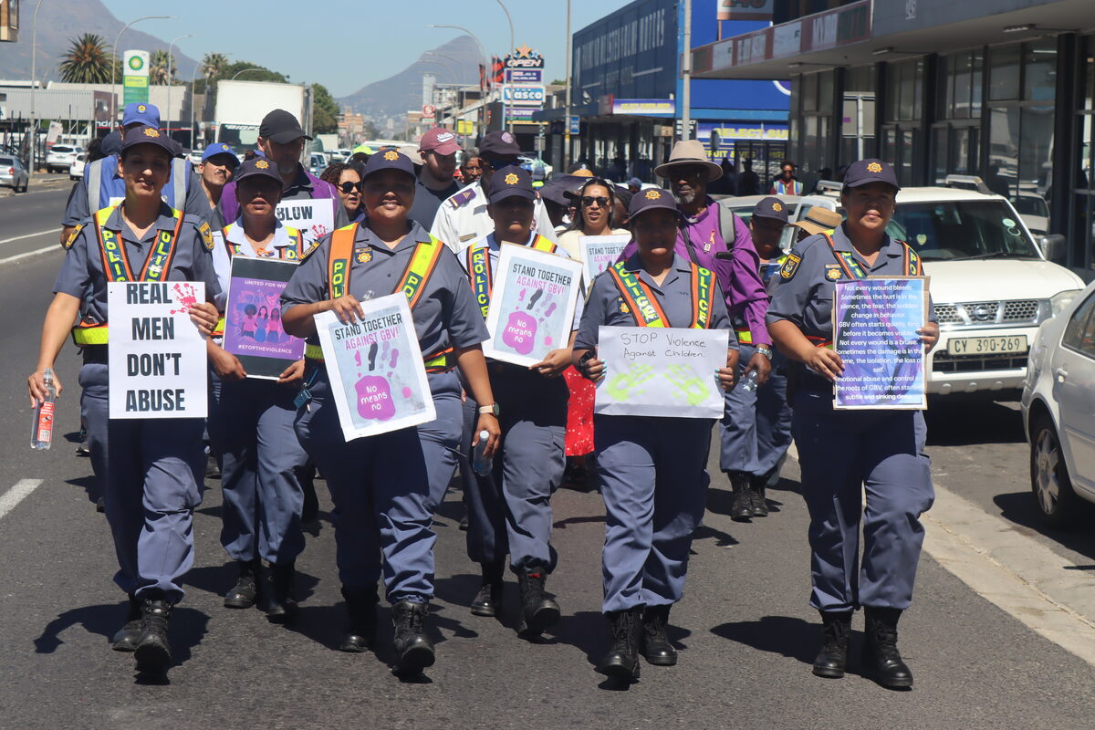 Lede van die Goodwood- en Parow-polisie lei die optog deur Voortrekkerweg Dinsdag ter ondersteuning van die 16 Dae van Aktivisme-veldtog.