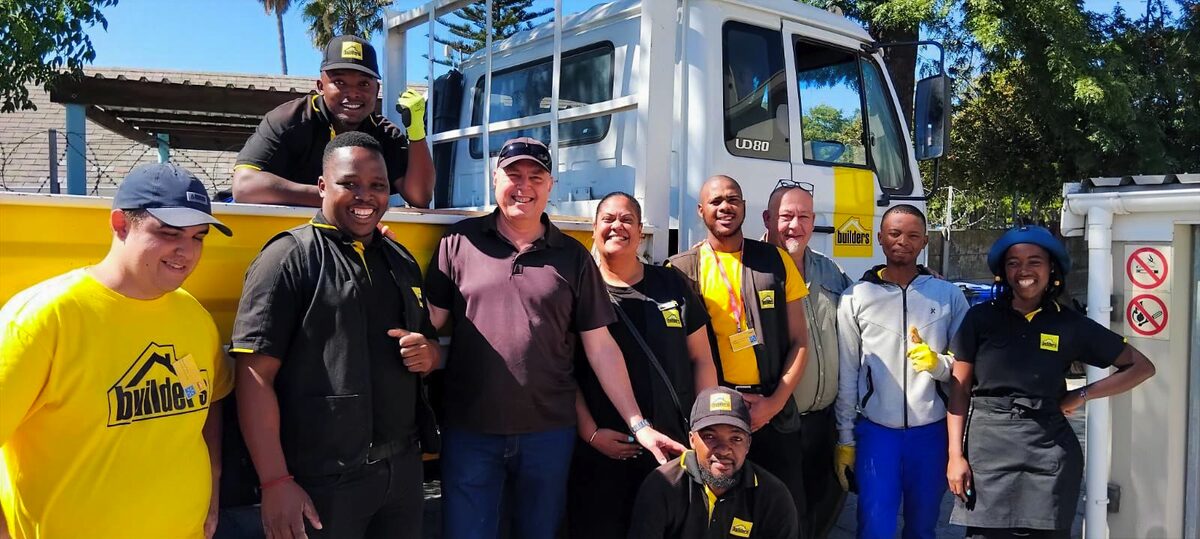 Frans Kamffer, bestuurder van Builders Haasendal (derde van links) en Danny Wade van Protek SA (derde van regs) is hier saam met werknemers wat hand bygesit het.