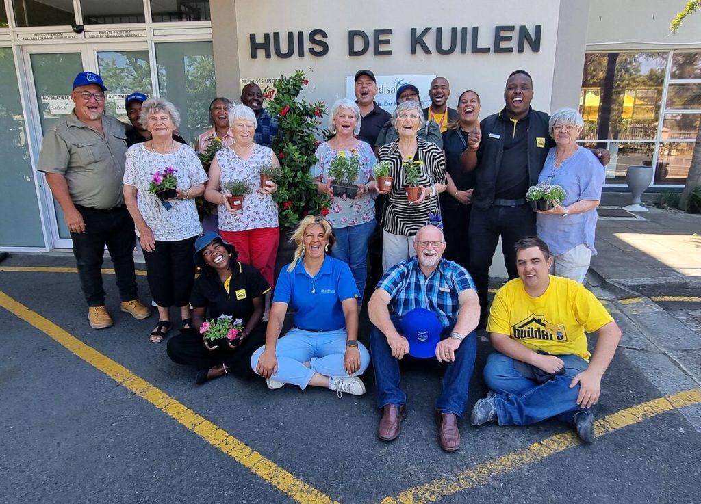 Inwoners wat help plant het saam met die gaste.
