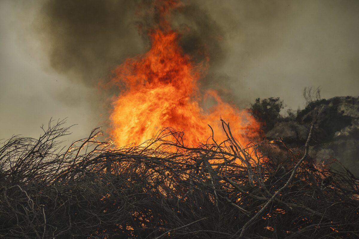 This image has an empty alt attribute; its file name is firenew5_05072.jpg
Smoke rises over the Cape Winelands as crews work to contain the blaze. Photo: NCC Environmental Services