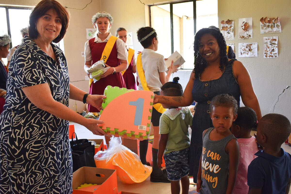 Foto van oorhandiging