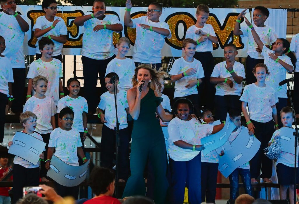 Foto van Leah en leerders.