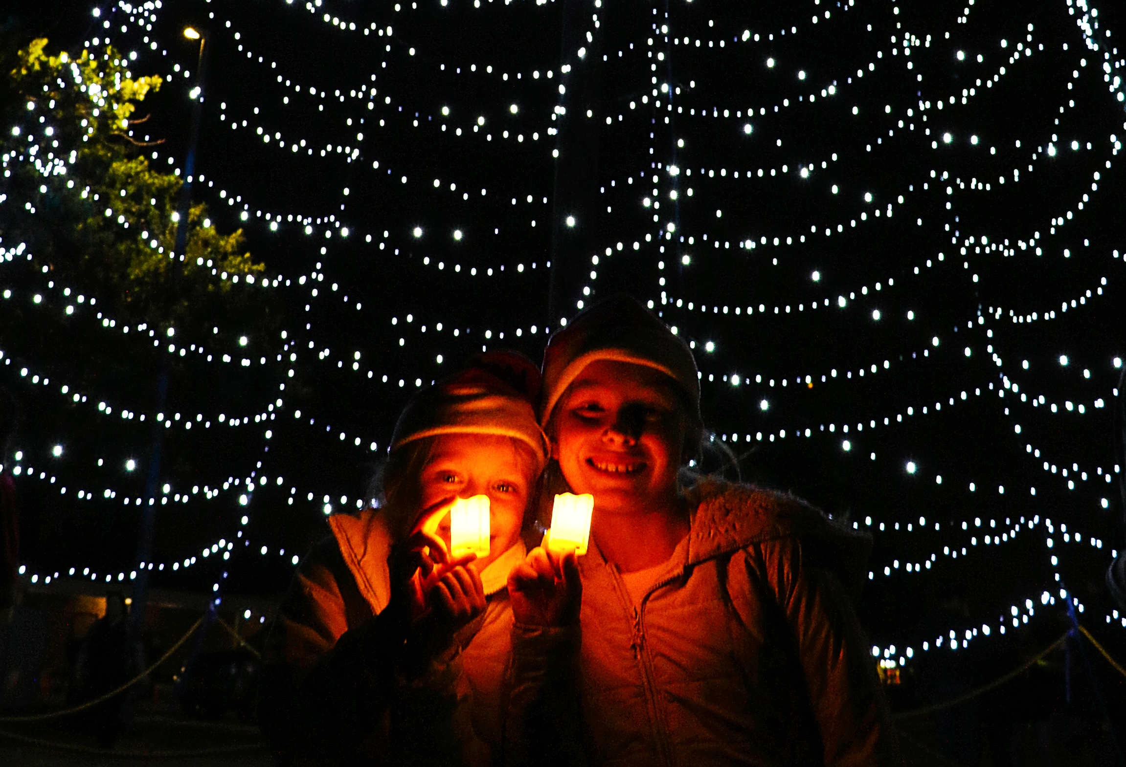 Sussies Karli (7) en Leandri Martin (9) met hul LED-kersies voor die liggieboom.