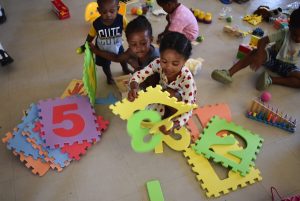 Speelgoed helder gesigte op