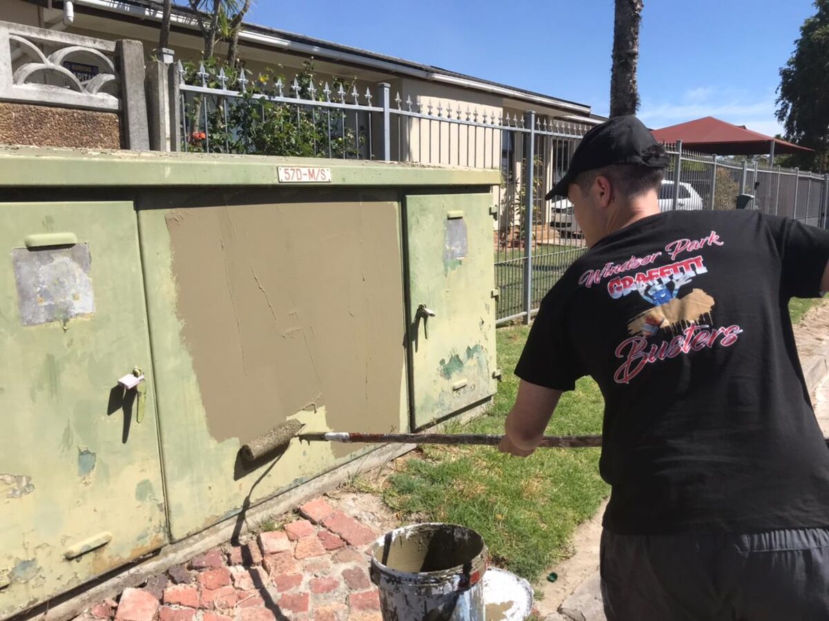 Bendeverwante graffiti is verwyder.