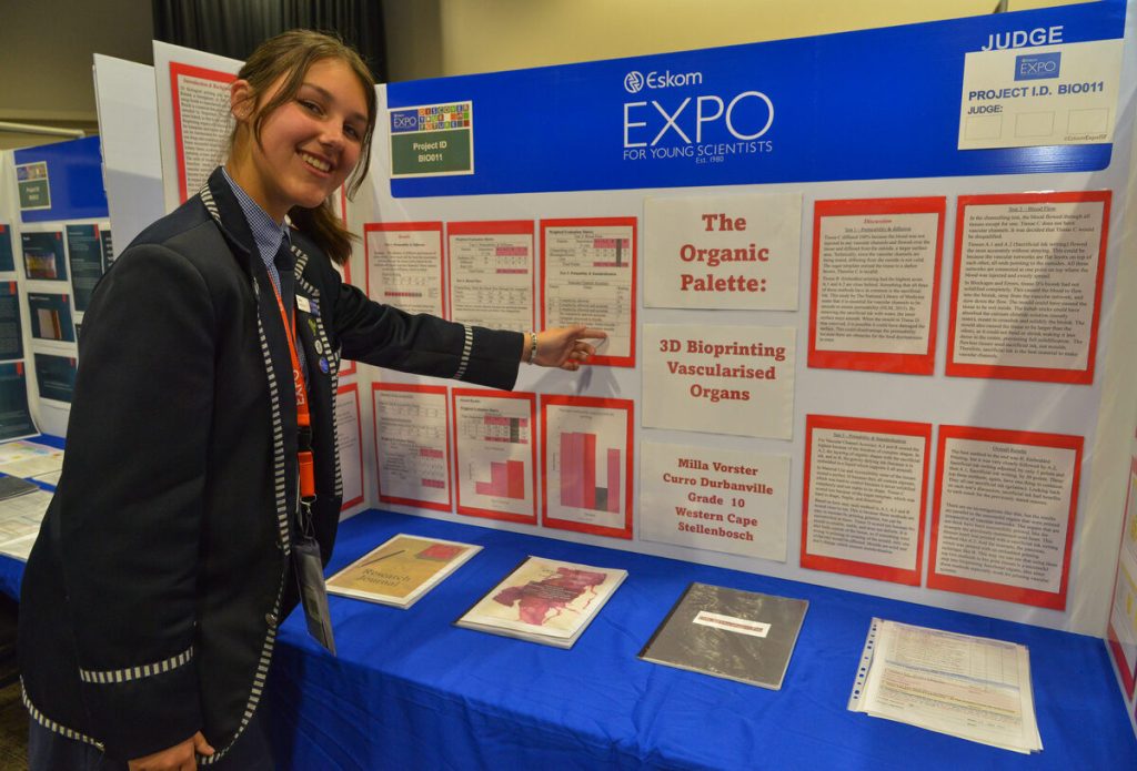 Milla Vorster is hier trots by haar uitstalling.