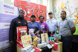 Boxer lends helping hand to police and Tafelsig Primary learners