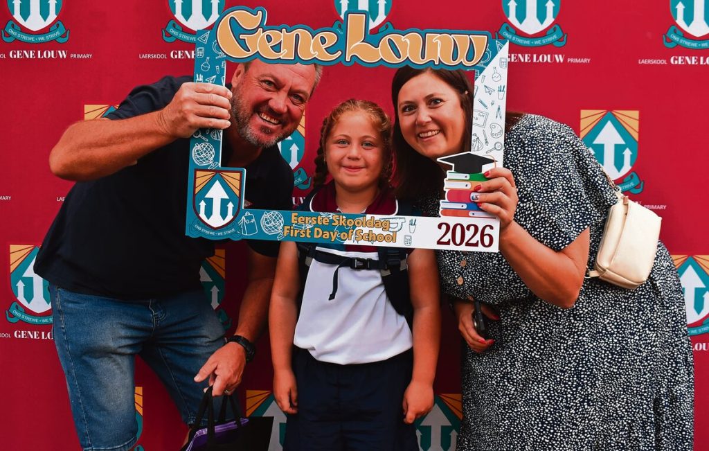 saam met haar trotse ouers, Corné en Carla Korff. Foto: Inge van Niekerk