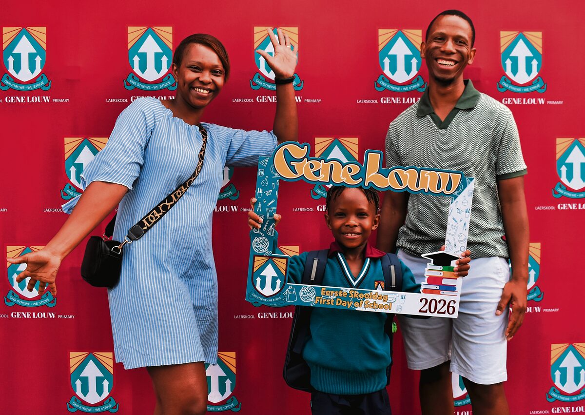 Sibani Mncedane se ouers, Nokubongwa en Xolani, was saam met hom opgewonde oor sy eerste skooldag. Foto: Inge van Niekerk