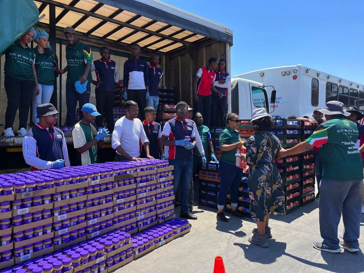 Gift of the Givers volunteers distributing thousands of meals to fire-affected families in Dunoon.