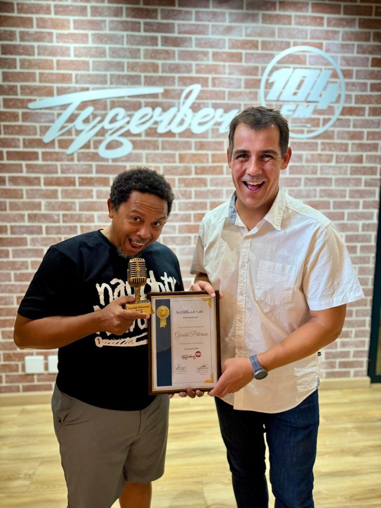 Gerald Petersen saam met Rikus van Rooy, Radio Tygerberg se stasiebestuurder.