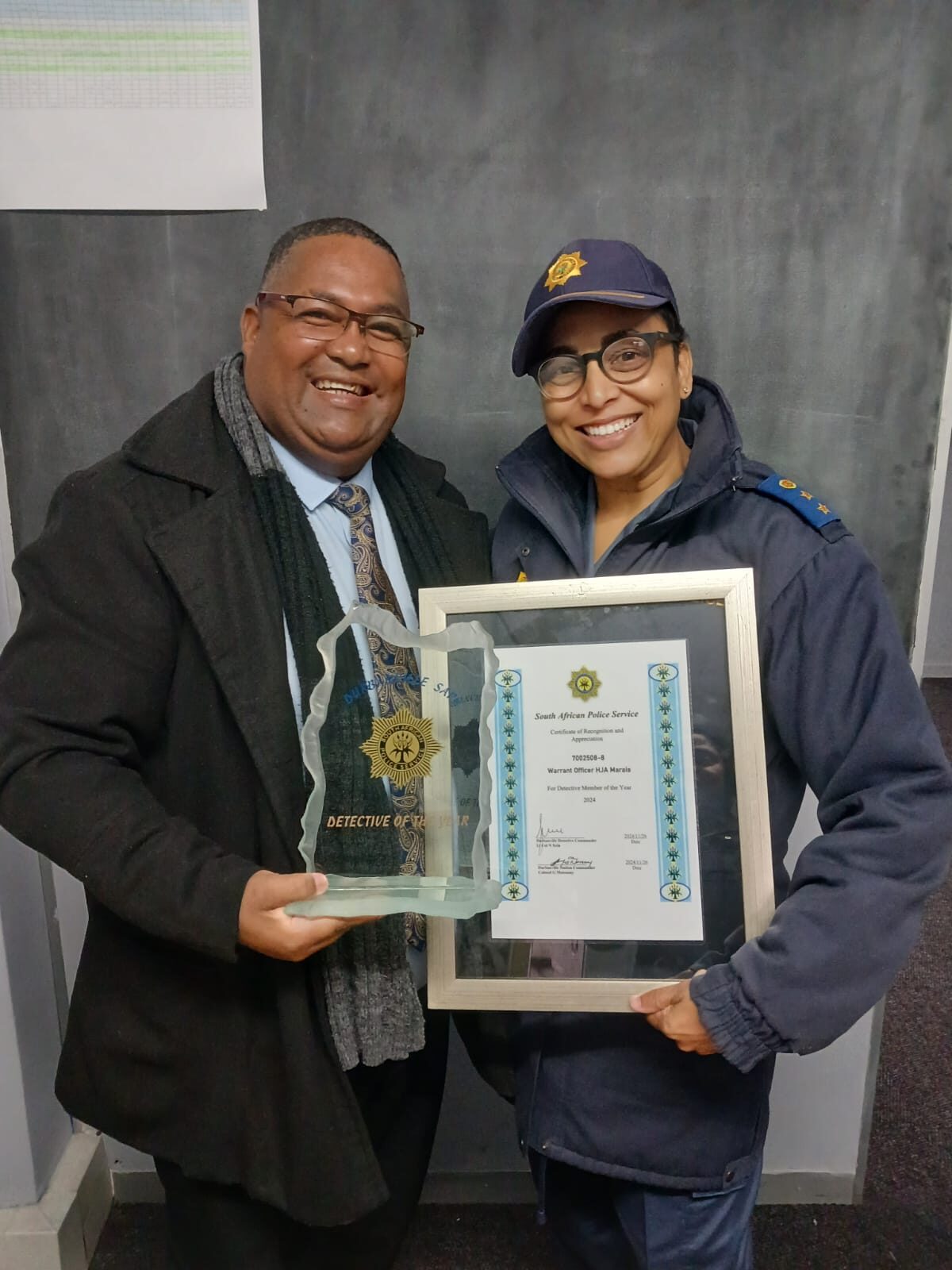 AO Heinrich Marais is verlede jaar as die Durbanville-polisie se Beste Speurder vir Algehele Prestasie vir 2025 aangewys is. Hy is hier by kol. Gonum Munsamy, stasiekommissaris van die Durbanville-polisie.