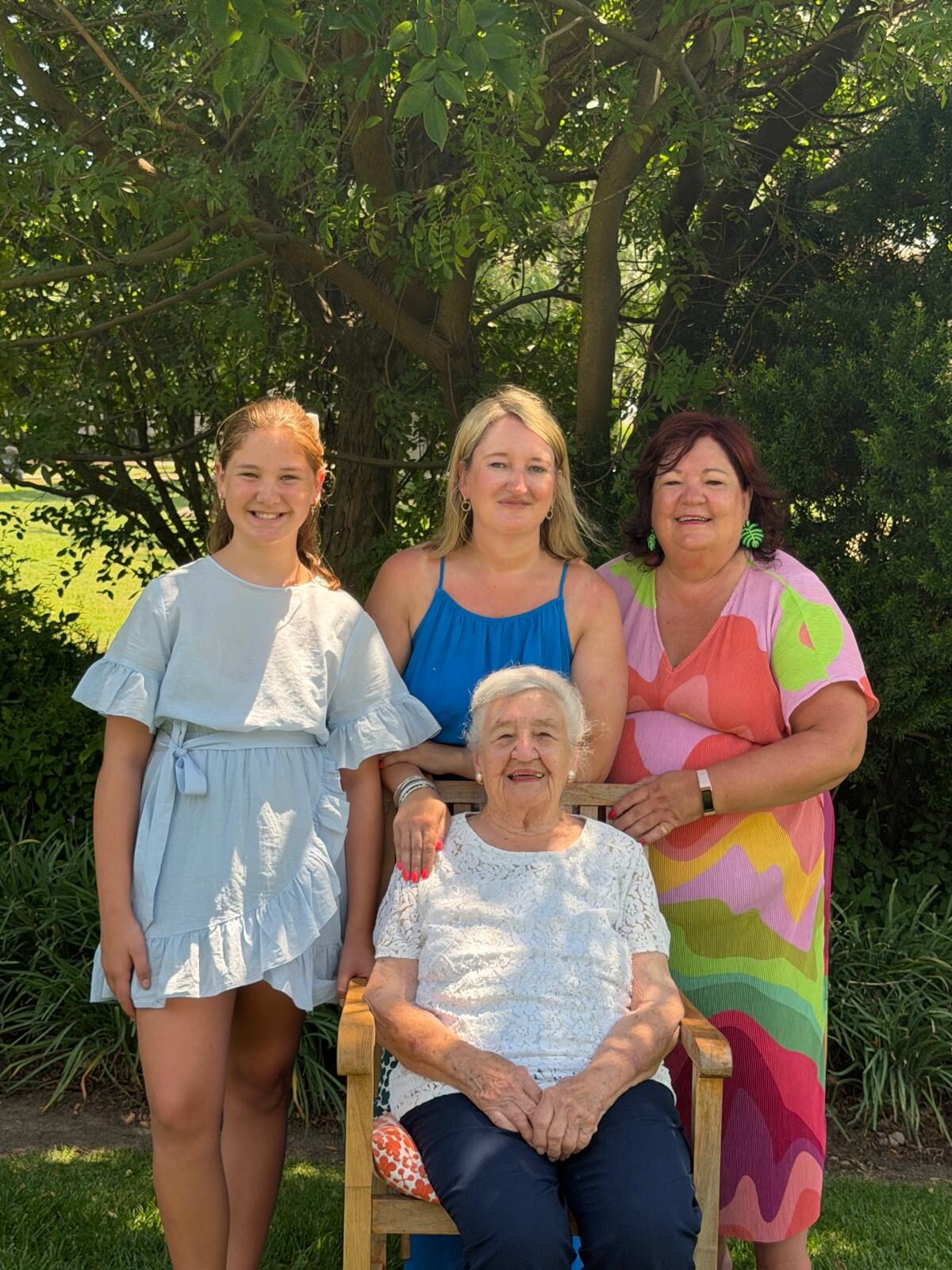 Plattekloof-inwoner Yvonne Bredenkamp (voor) saam met haar familielede tydens vroeë feesviering op 10 Januarie vanjaar. Van links is Luné Hattingh (agterkleinkind), Lumari Hattingh (kleinkind) en Loreth Visser (dogter).