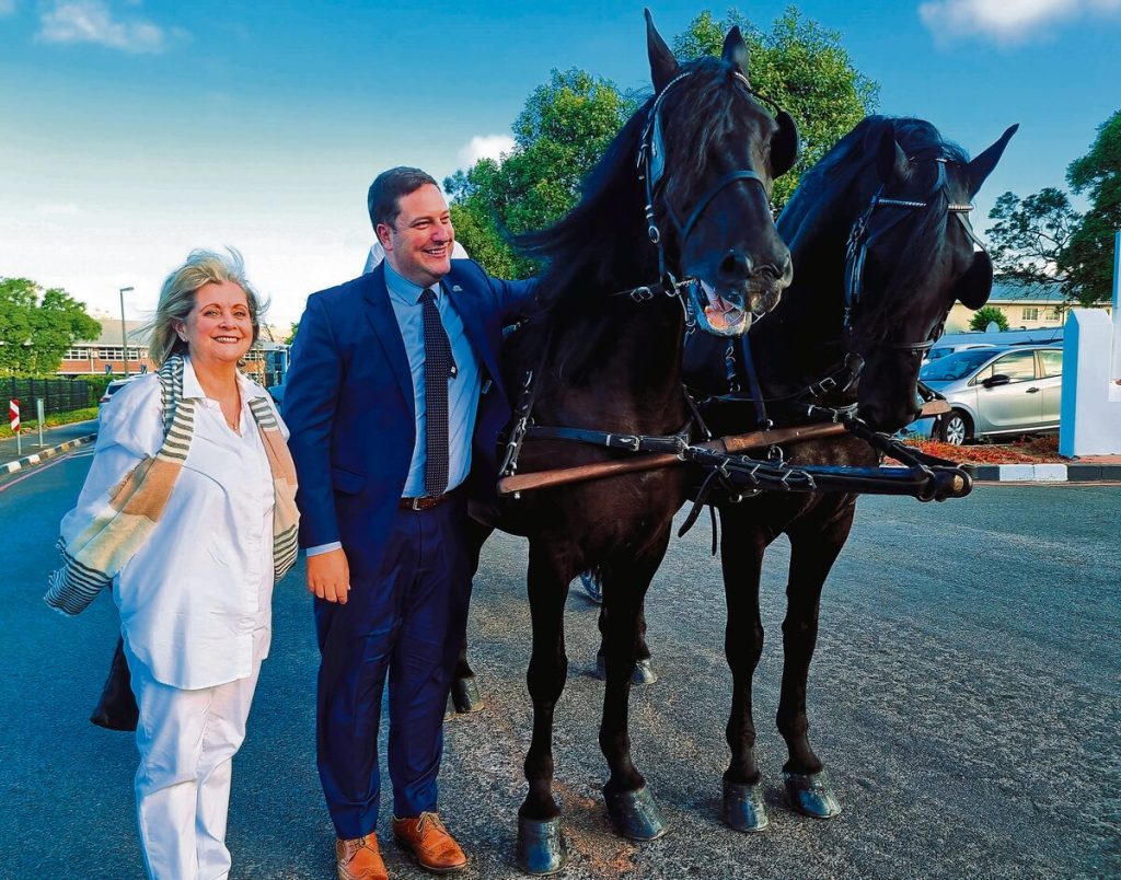 Geordin Hill-Lewis, burgemeester van Kaapstad, en Theresa Uys, raadslid vir Wyk 112, het spoggerig met 'n perdekar by die 200ste verjaarsdagfees aangekom. Hier knoop Hill-Lewis 'n geselsie aan met Diezel en Nelis, die twee perde wat die perdekar gesleep het. Die perde behoort aan Marius Kemp van Ceres en die perdekar aan Ben van der Westhuizen van Durbanville. Foto: Esmé Erasmus